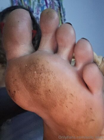 solo_toes