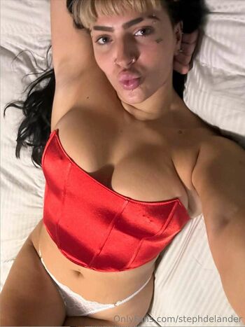 Steph De Lander