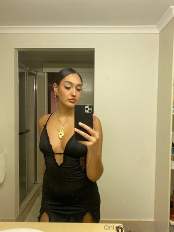 Teleaxostunning Aussie