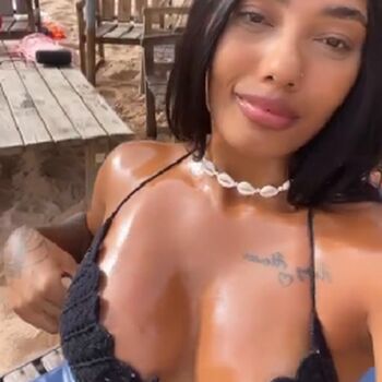 Thayna Telles