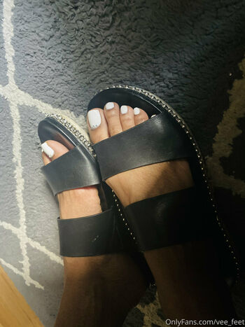 vee_feet