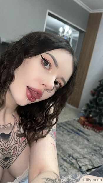 violet_lilymoon