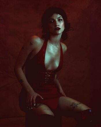 Violett Beane
