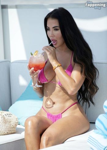 Yazmin Oukhellou