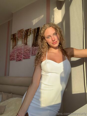 zoeycurly